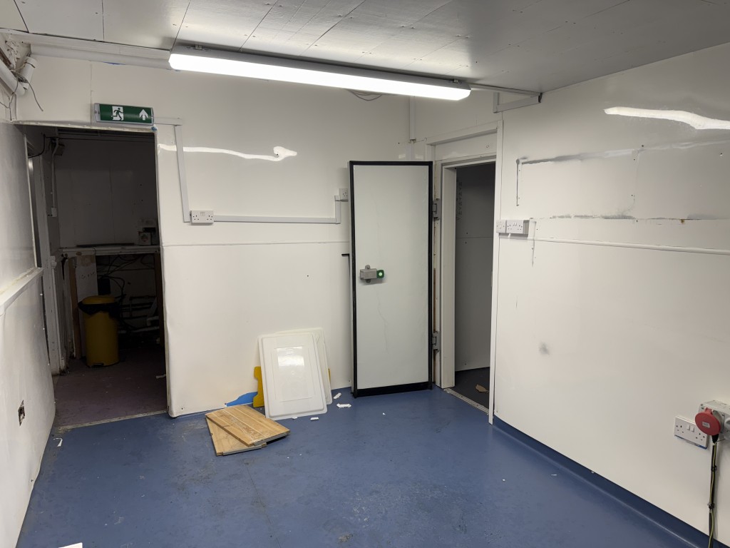 Lot: 142 - FORMER PUB AND HOTEL WITH PLANNING PERMISSION FOR RESIDENTIAL CONVERSION - Storage room